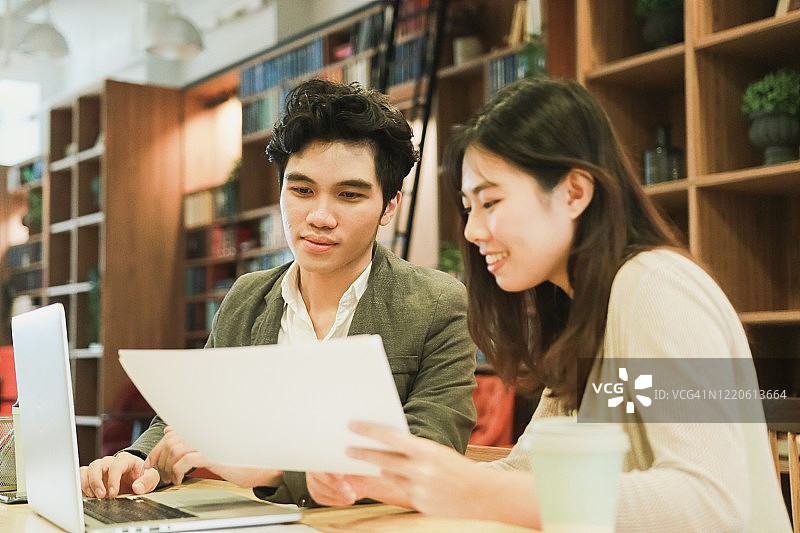 失业男子与就业机构图片素材