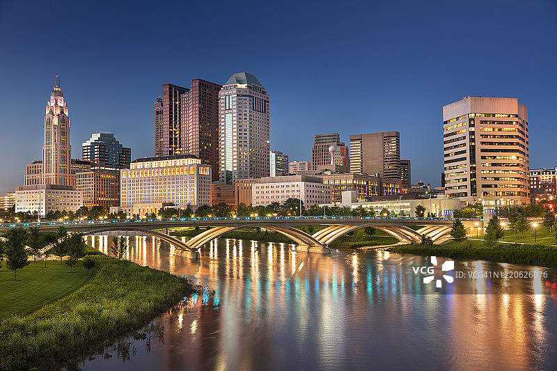 夜幕下的美国俄亥俄州哥伦布市中心天际线景观图片素材