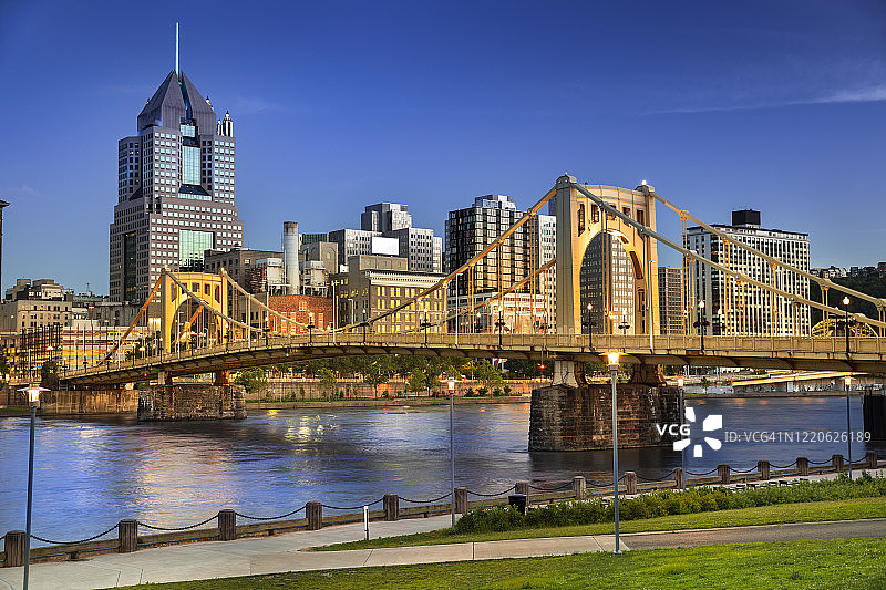美国宾夕法尼亚州匹兹堡市中心天际线和罗伯托·克莱门特大桥图片素材