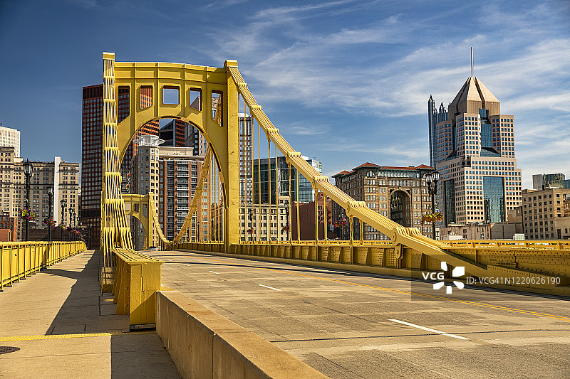 美国宾夕法尼亚州匹兹堡市中心天际线和罗伯托·克莱门特大桥图片素材