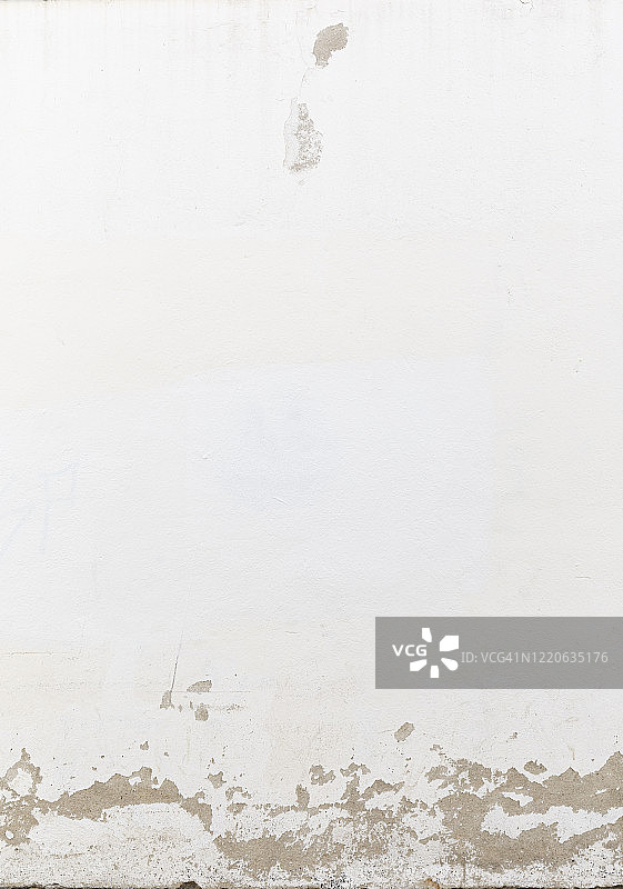 风化的旧混凝土墙特写，白色油漆部分脱落图片素材