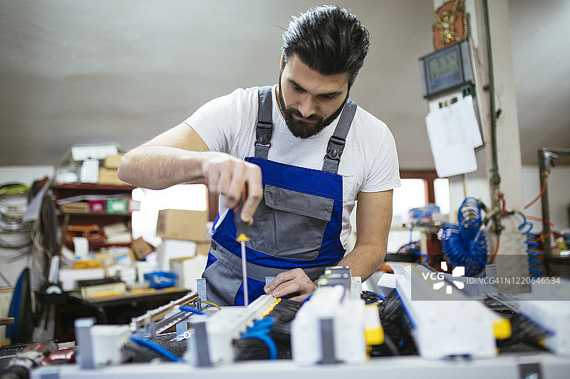 电工维修电子元件图片素材