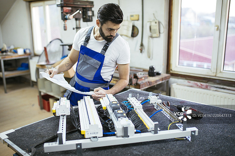 工程师在车间操作电子元件图片素材