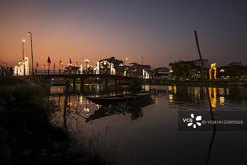 越南会安春节灯光桥图片素材