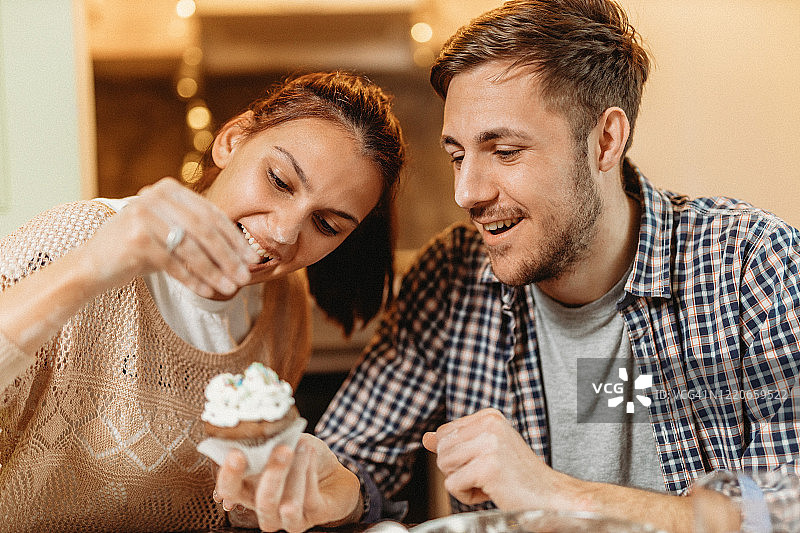 年轻情侣制作纸杯蛋糕图片素材