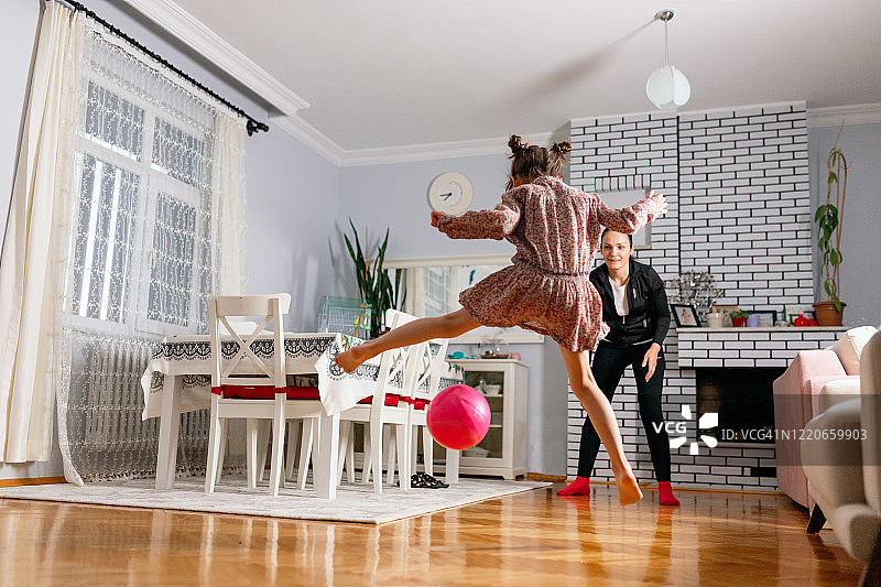 一家人在客厅里高兴地搬进新家图片素材