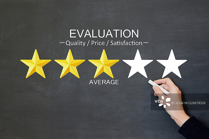 商人手持五星评价图片素材