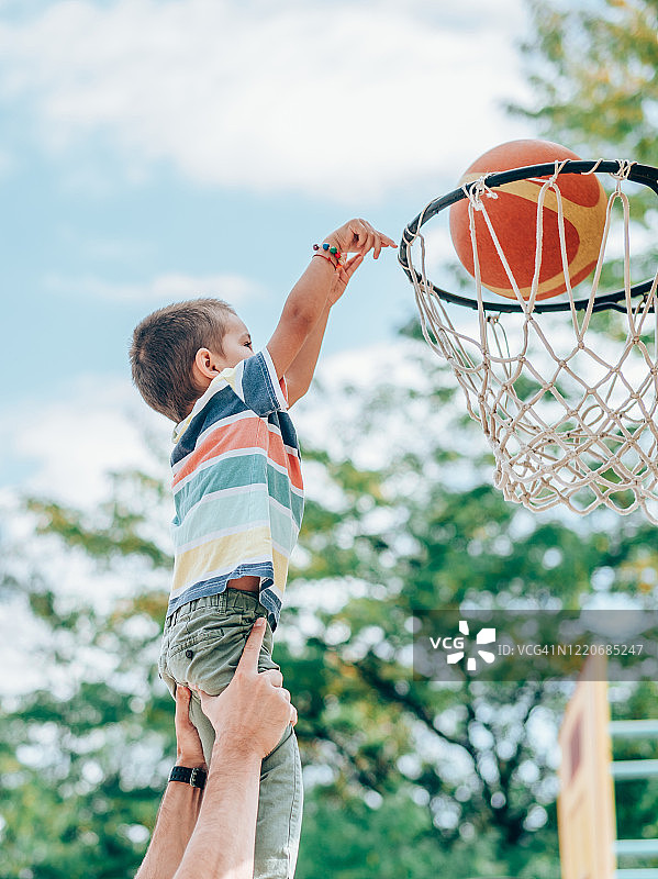 爸爸和儿子在打篮球图片素材