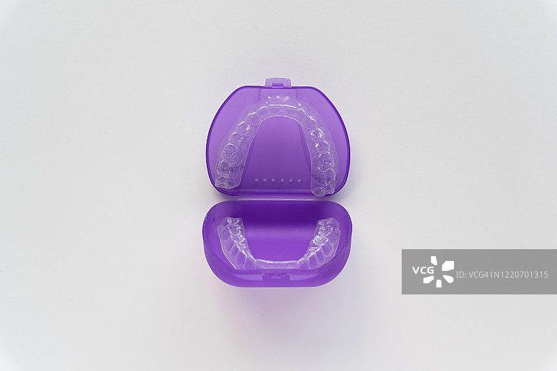 正畸治疗用透明牙套图片素材