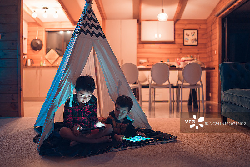 孩子们在家玩智能设备图片素材