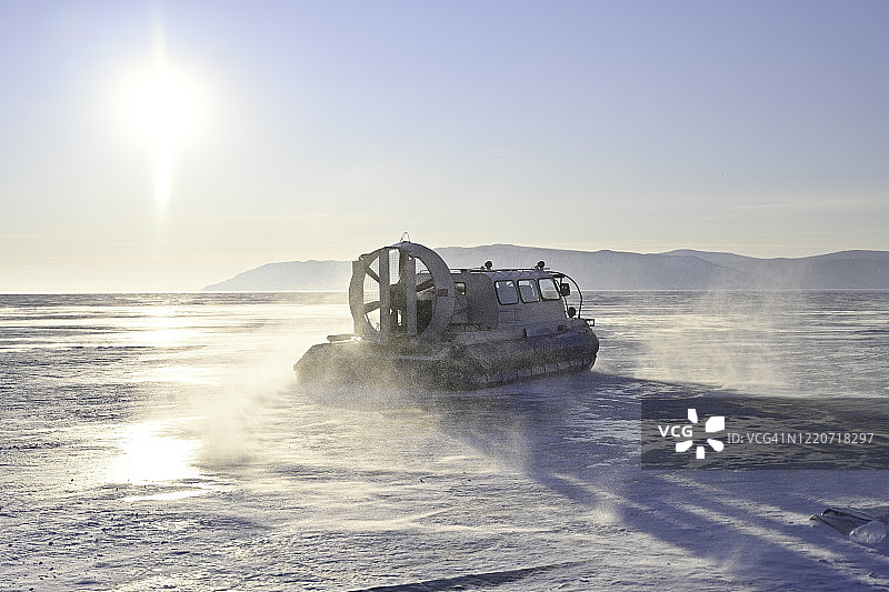 俄罗斯西伯利亚贝加尔湖冰面上的气垫船运输图片素材