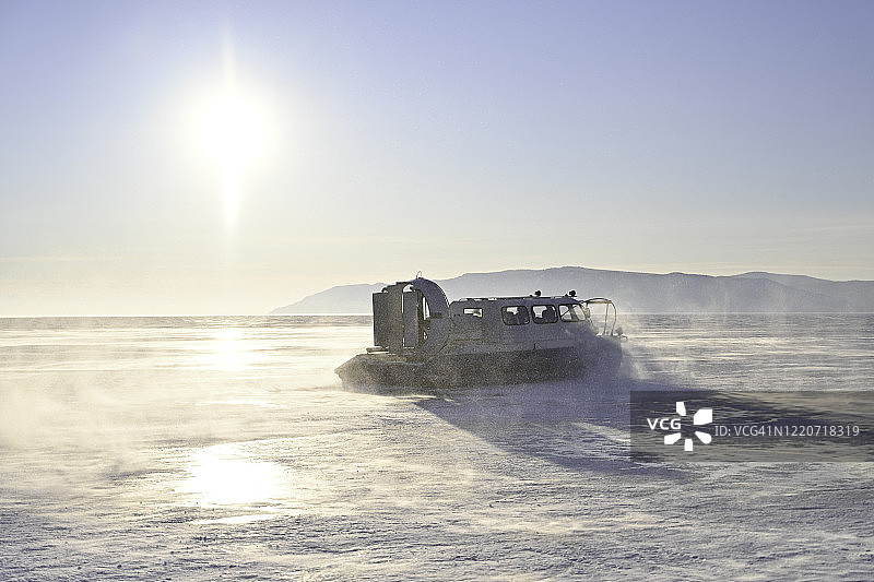 俄罗斯西伯利亚贝加尔湖冰面上的气垫船运输图片素材