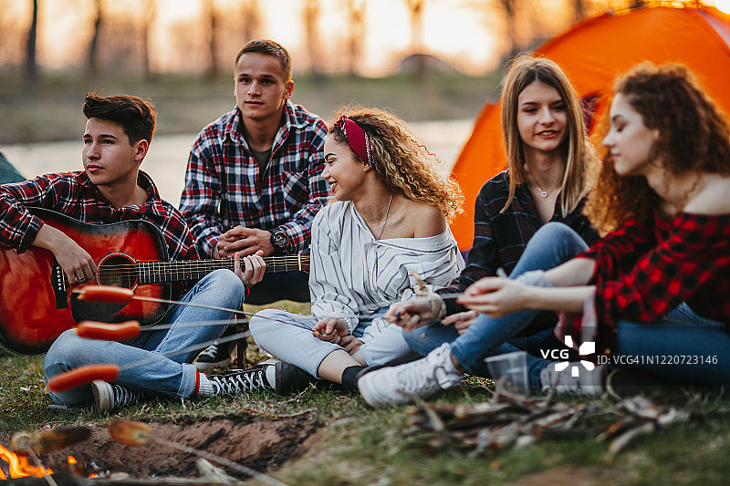 朋友们围坐在篝火旁图片素材