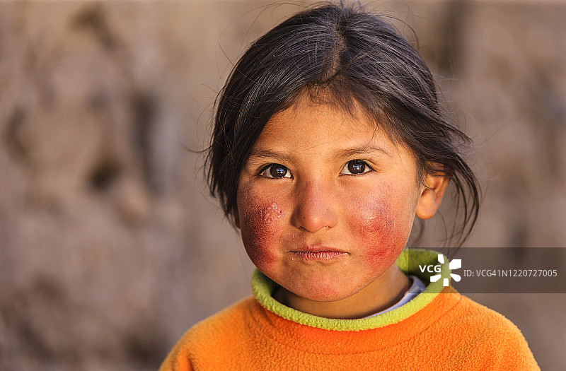 秘鲁阿雷基帕科尔卡峡谷附近的小女孩图片素材