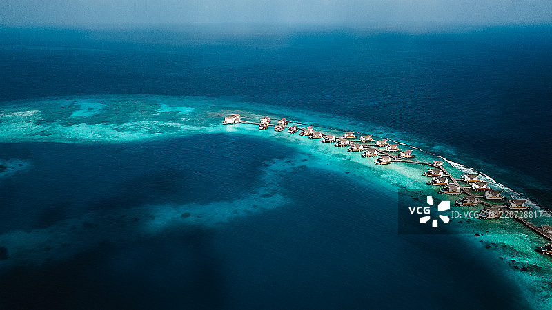 设有水上别墅的马尔代夫岛屿泻湖图片素材