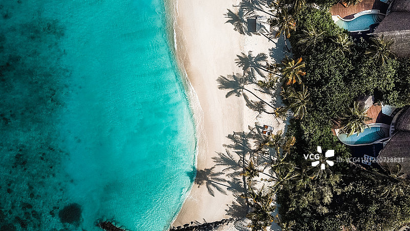 从上方俯瞰马尔代夫岛海滩泻湖别墅图片素材