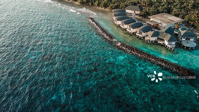 马尔代夫岛屿上的热带水上小屋图片素材