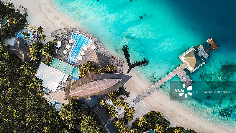 从上方拍摄的热带岛屿度假村图片素材