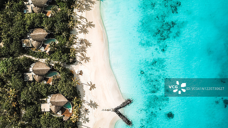 从上方俯瞰马尔代夫岛海滩泻湖别墅图片素材