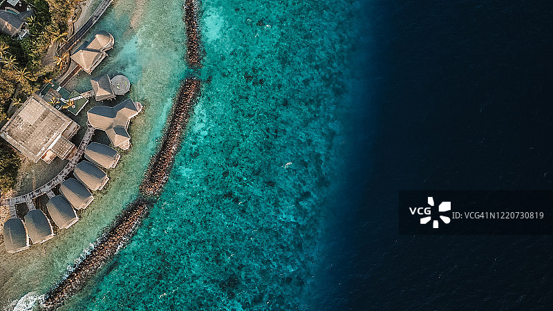 马尔代夫岛屿上的热带水上小屋图片素材