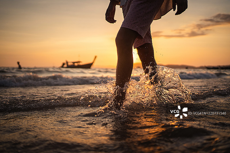 在浅水中行走的男人图片素材