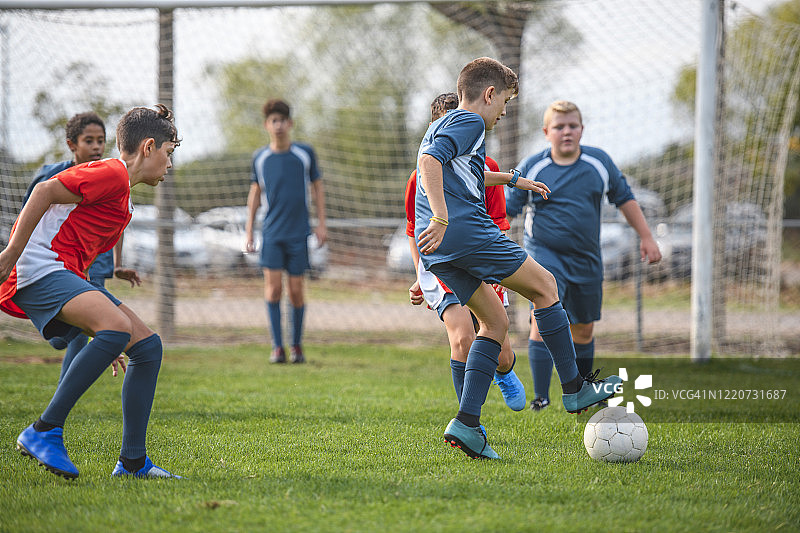 青少年足球运动员参加练习赛图片素材