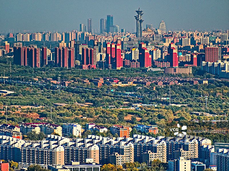 从北京西山眺望北京颐和园和朝阳天际线图片素材