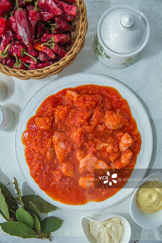 番茄泡菜、鸡肉番茄红干辣椒传统篮子、鸡肉炖番茄洋葱图片素材