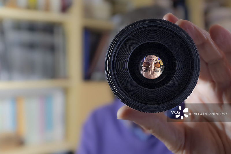 在家中图书馆的自画像图片素材