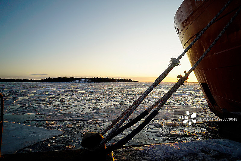 瑞典波的尼亚湾冰冻水域邮轮日出图片素材