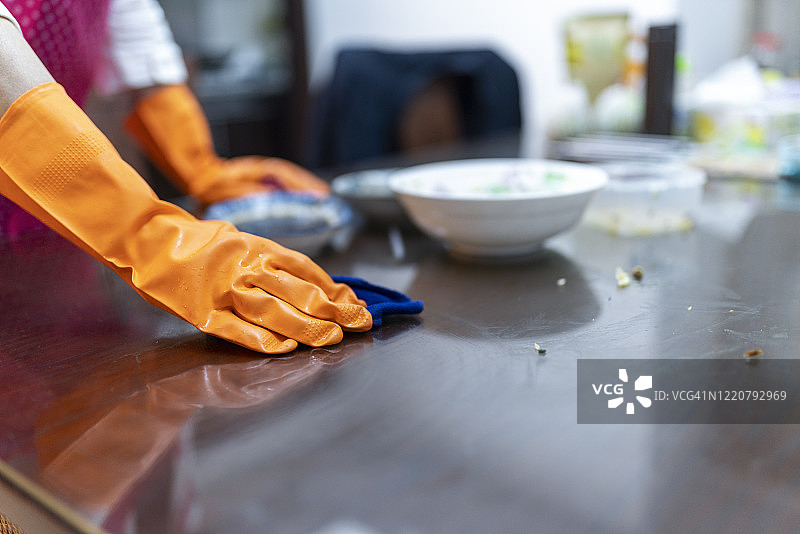 晚餐后清洁桌子图片素材