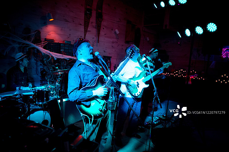 摇滚乐队在酒吧演出图片素材