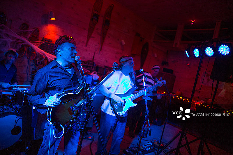 摇滚乐队在酒吧演出图片素材