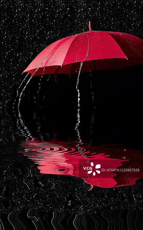 黑色背景中，红色雨伞在水中倒影的飞溅效果图片素材