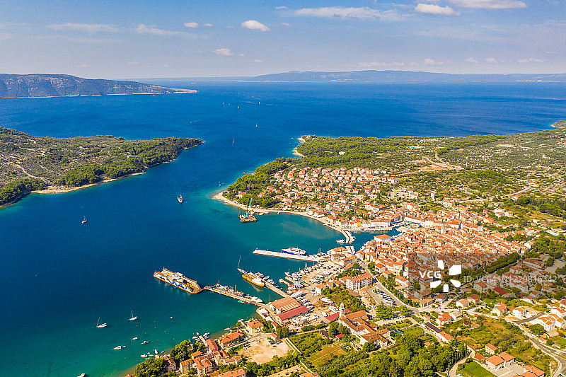 克罗地亚克雷斯岛带港口的沿海城镇鸟瞰图图片素材