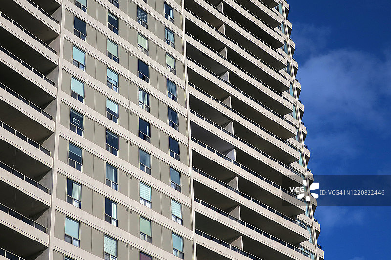 仰望高层住宅楼的窗户和阳台图片素材