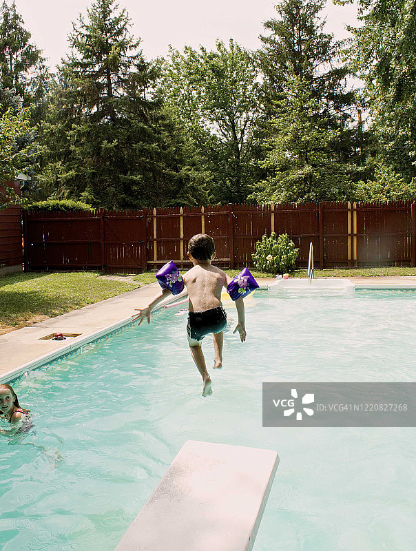 跳水男孩（竖版照片）图片素材