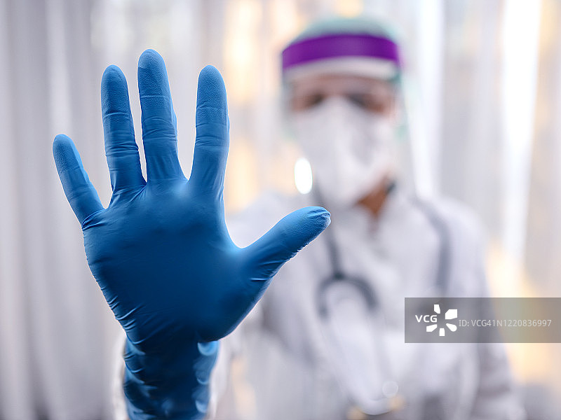 流行病学家在冠状病毒隔离区做出停止手势图片素材