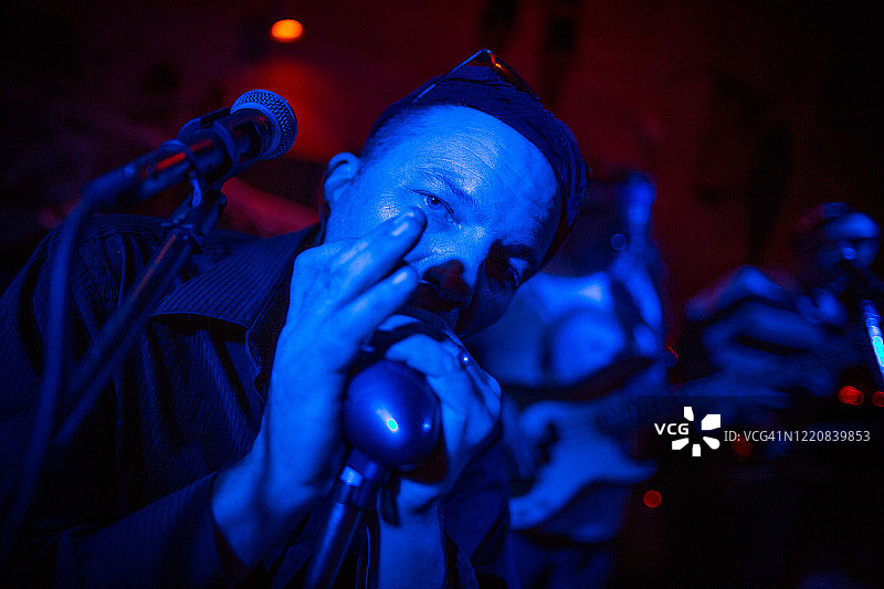 摇滚乐队在酒吧演出图片素材