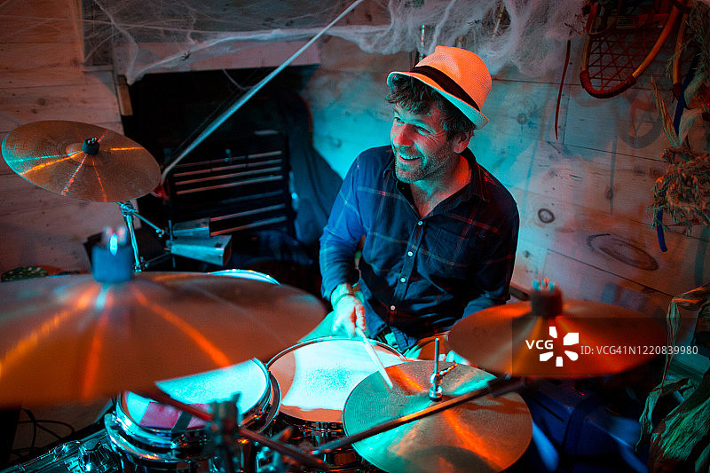 摇滚乐队在酒吧演出图片素材