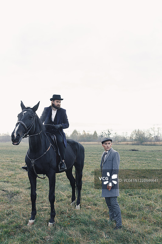 两个男人看着什么图片素材