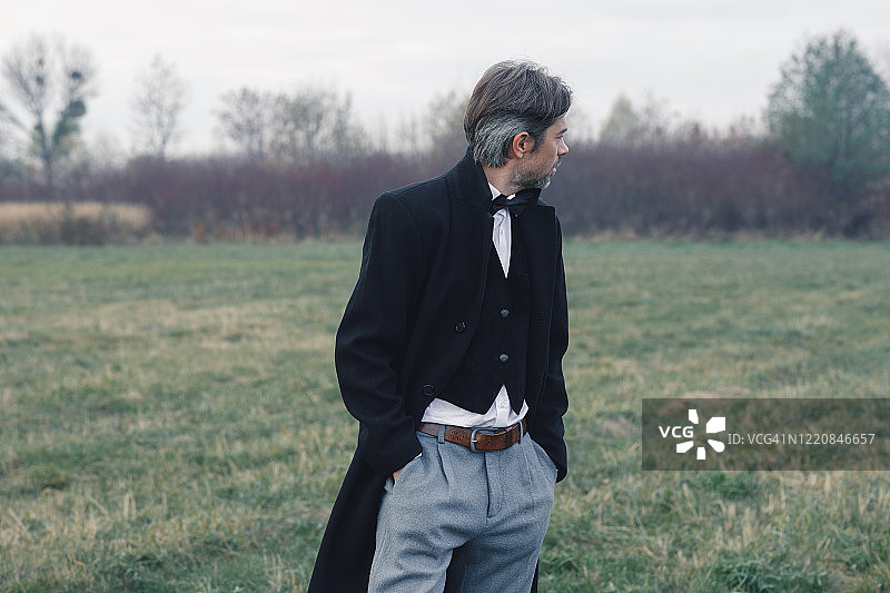 回首观望的时尚男孩图片素材