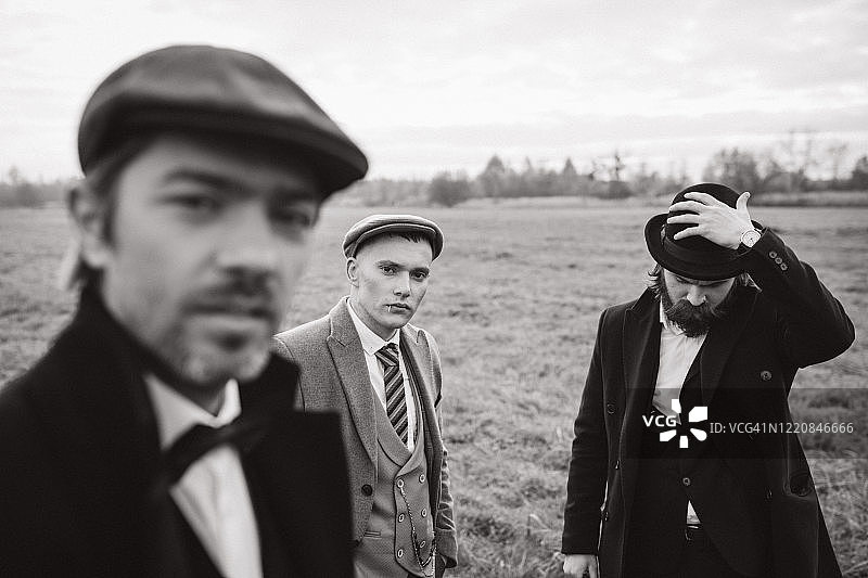 摆姿势看着镜头的男孩们的黑白照图片素材