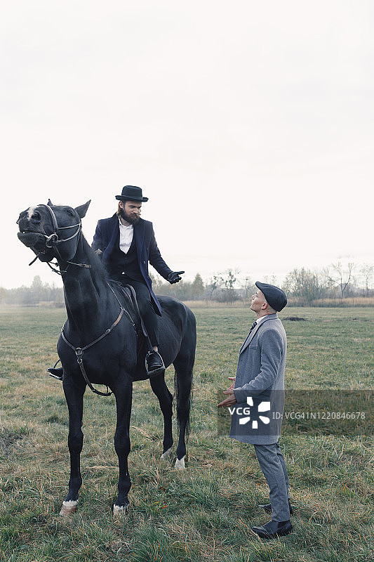 骑手与男子交谈图片素材