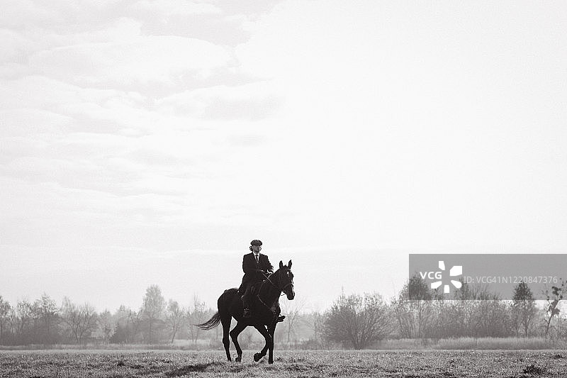 身穿燕尾服的马术师图片素材