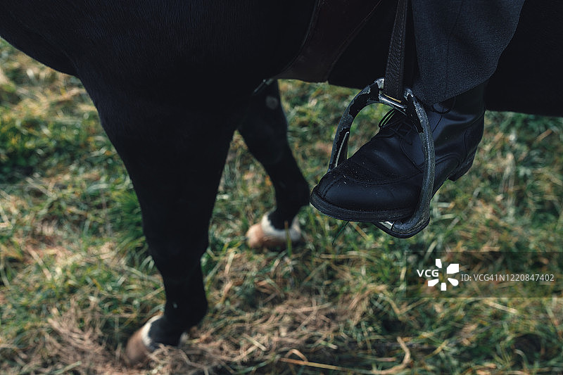 骑手将脚放入马镫图片素材