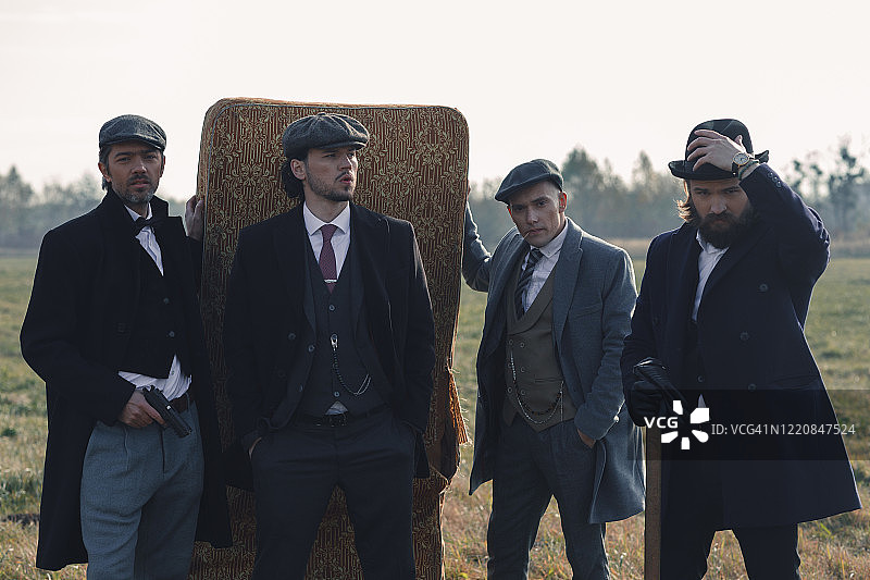 穿着复古服装的犯罪团伙头目图片素材