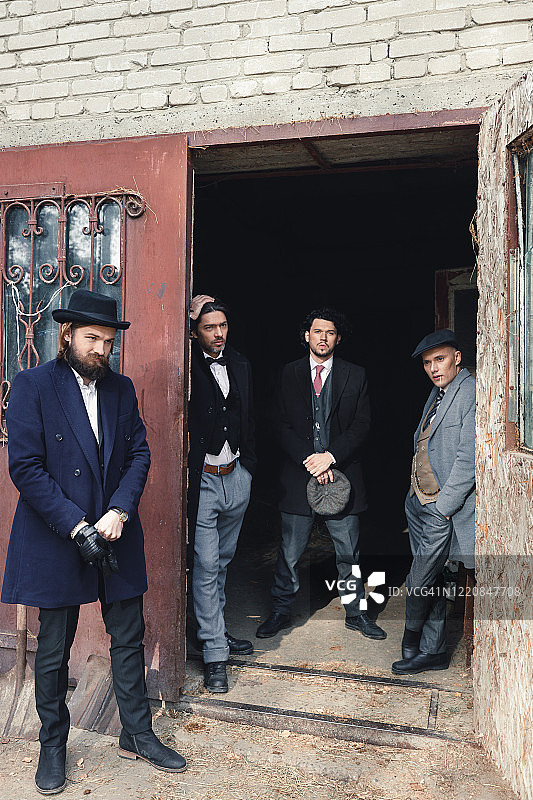 穿着燕尾服和皮革细节的暴徒团伙图片素材