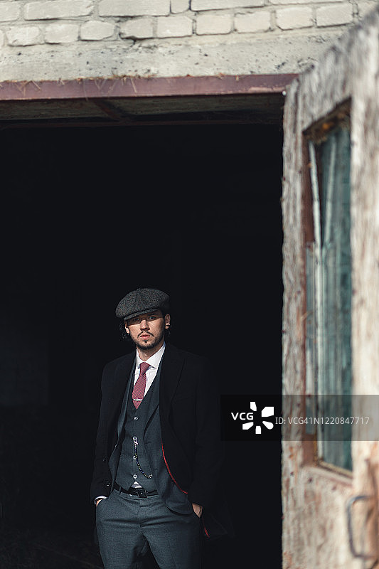 身着昂贵古董服装的时尚男人图片素材