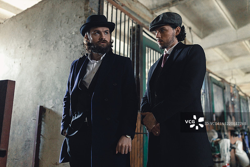 身着经典服装的骑手在谷仓中摆姿势图片素材